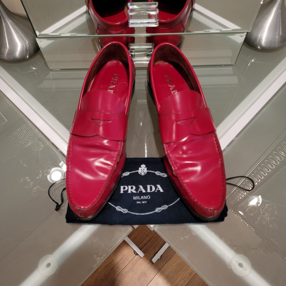 AUTHENTIC VINTAGE PRADA MEN'S SHOES, MADE IN ITALY SIZE USA 7, RED COLOR.